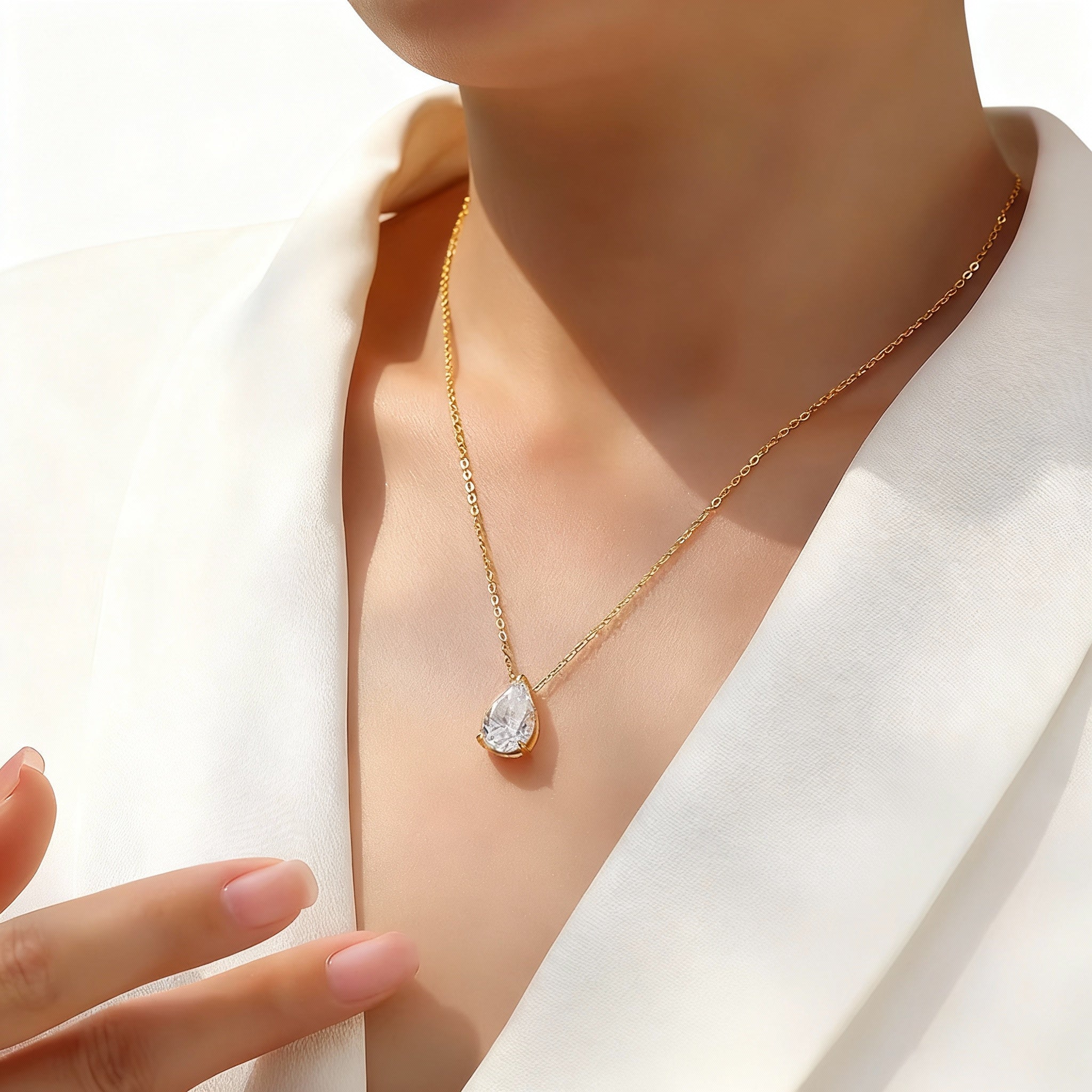 The Lumière Teardrop Pendant