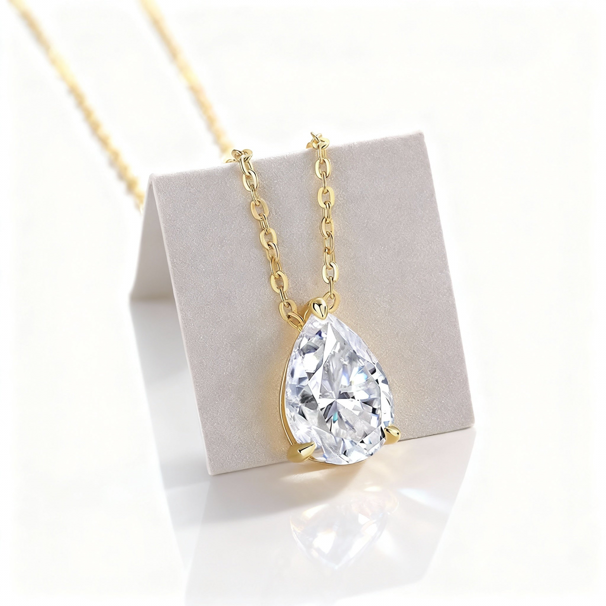 The Lumière Teardrop Pendant